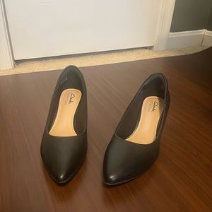 Clark’s Kitten Heel black pump